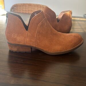 Size 6.5 Born leather boots.